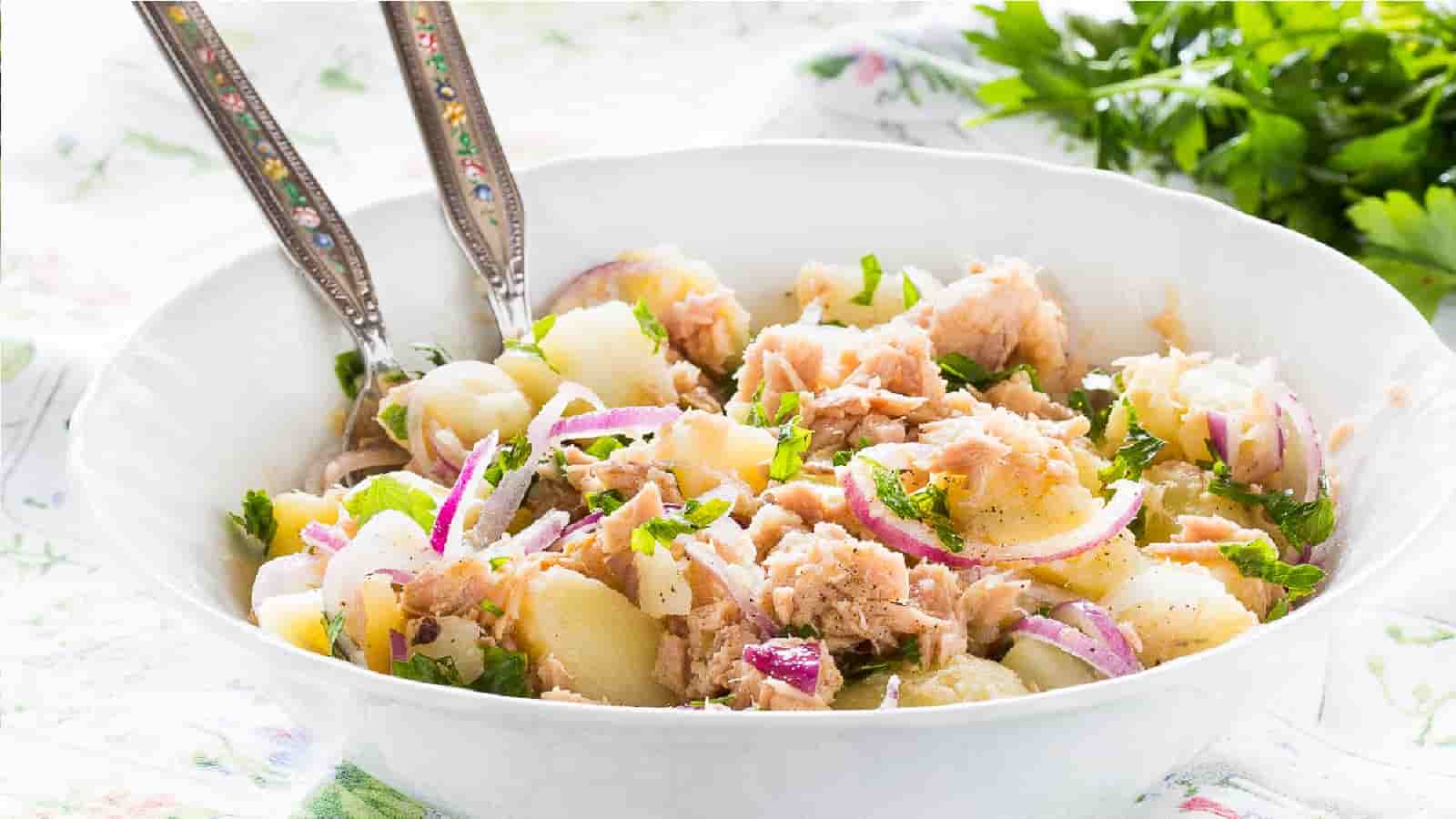 Salade de pommes de terre au thon et à l’oignon