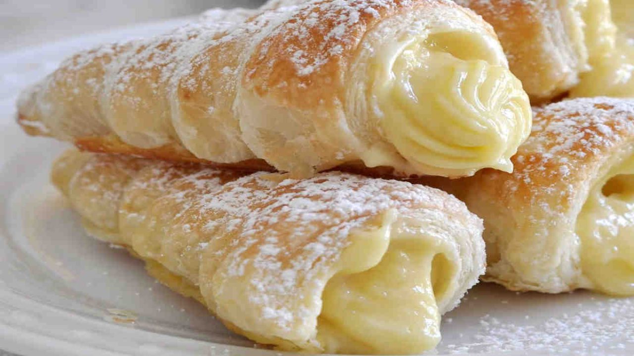 Cannoli Farcis A La Creme Patissiere Facile Un Delicieux Dessert Italienne Recette Facile