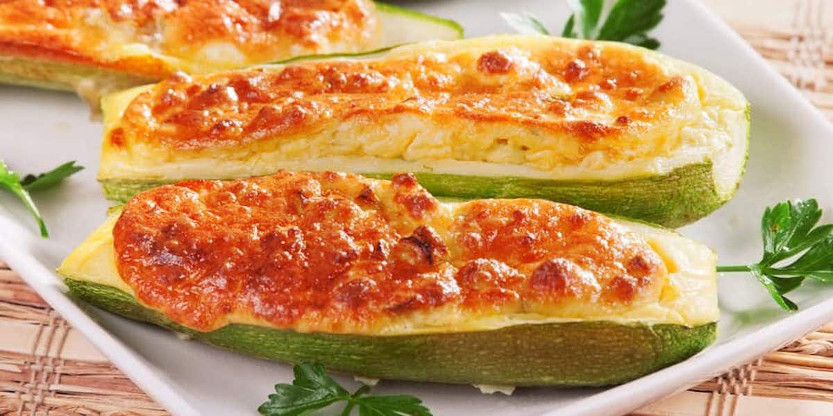 Courgettes-farcies-au-camembert-et-saucisse-un-plat-très-savoureux-