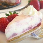 Gâteau mousse de fraise « tourbillon » … Un dessert sans cuisson qui fondra dans la bouche à chaque bouchée!!