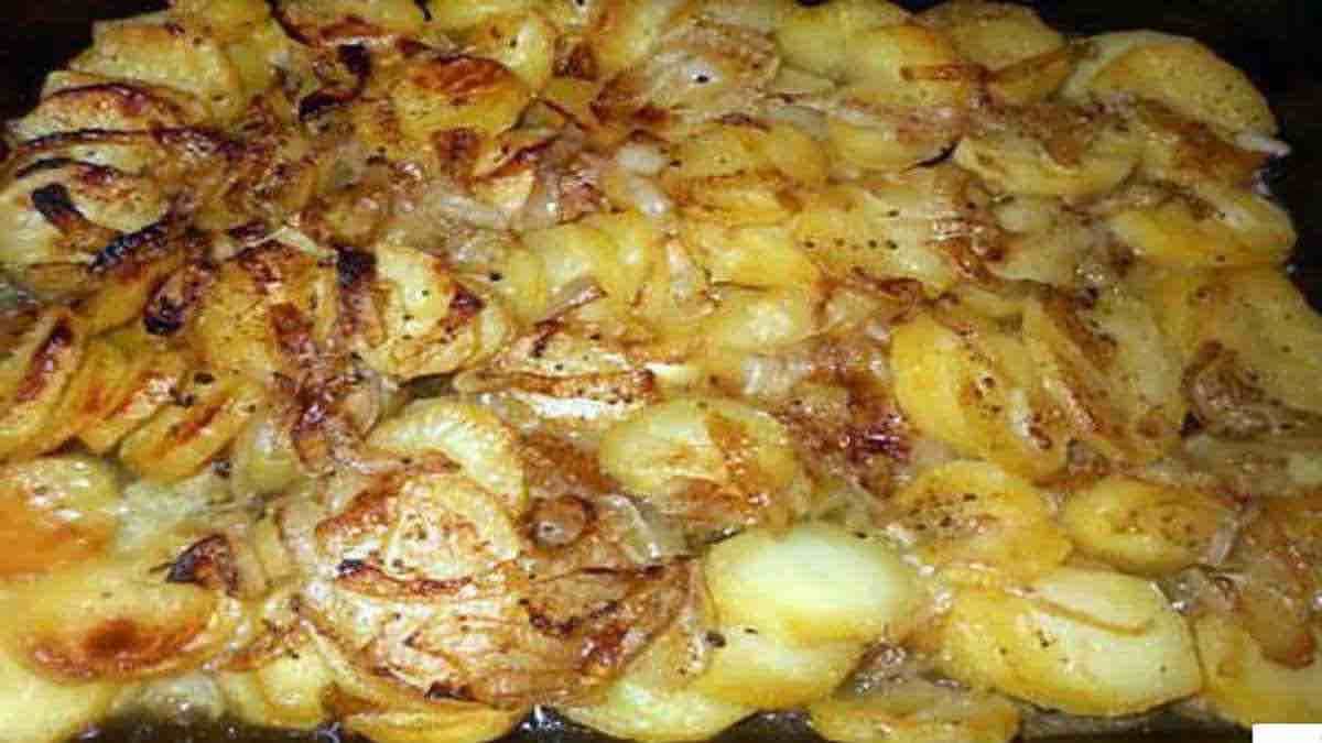 Pommes de terre boulangère au four-min